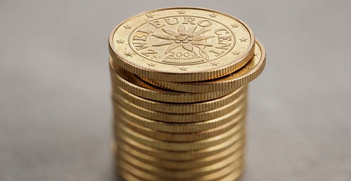 gestapelte 2-Cent-Münzen mit geringer Tiefenschärfe